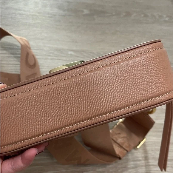 Marc Jacobs Pink Crossbody Bag with Gold Accents - Picture 4 of 8